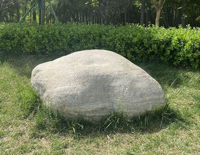 公园摆放大型鹅卵景观石头 